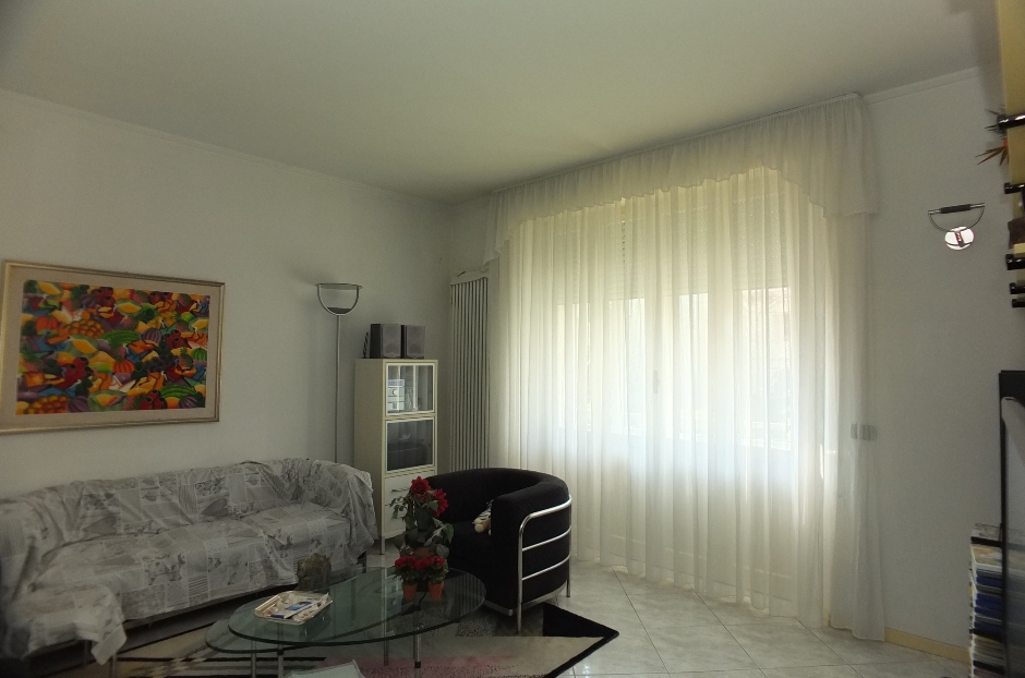 VENDITA APPARTAMENTO RISTRUTTURATO CON GARAGE E CANTINA PESARO - ZONA MARE (AP353)