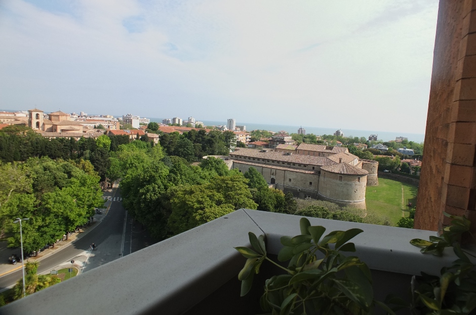 AFFITTASI SIGNORILE APPARTAMENTO PANORAMICO ZONA CENTRO - PESARO (AQ88)