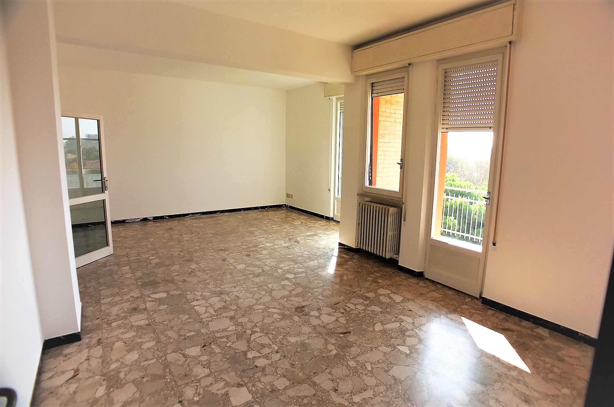AFFITTO APPARTAMENTO PESARO - ZONA MARE (VQ44)