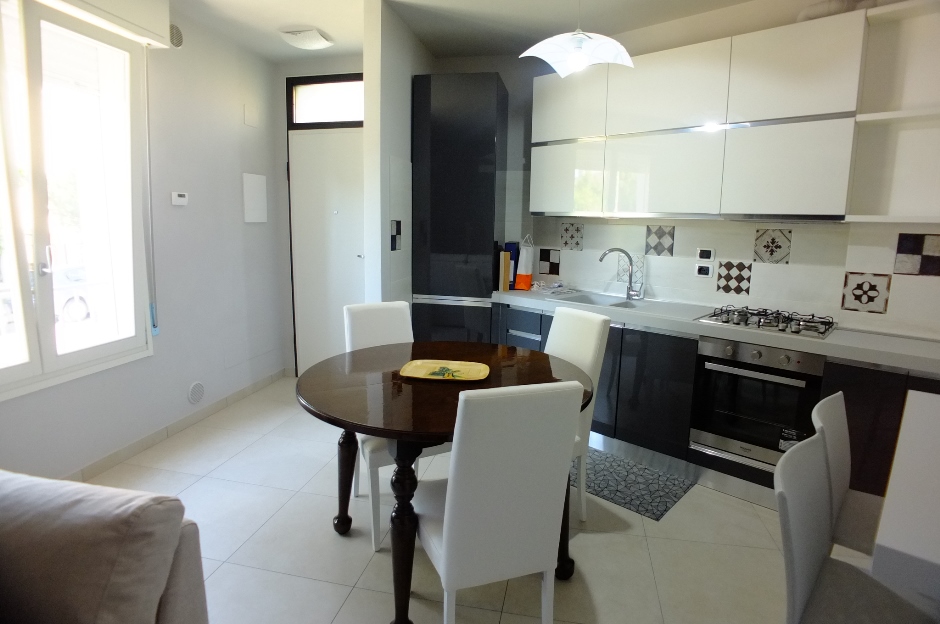 AFFITTO APPARTAMENTO PESARO - ZONA MARE (AQ53)