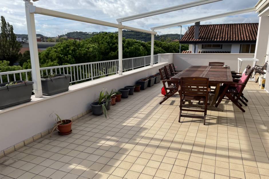  Vendita appartamento ristrutturato con ampia terrazza Pesaro - Zona Miralfiore (AP752)