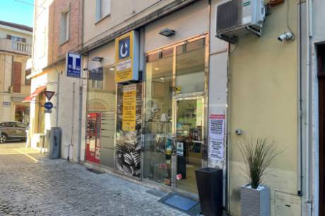  Vendita avviatissima attività Pesaro - Zona Centro Storico (AC600)