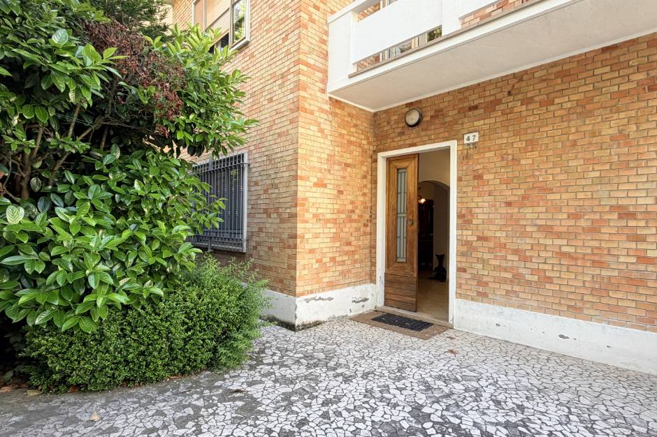  Vendita appartamento in villino bifamiliare con giardino Pesaro - Zona mare (AP940)