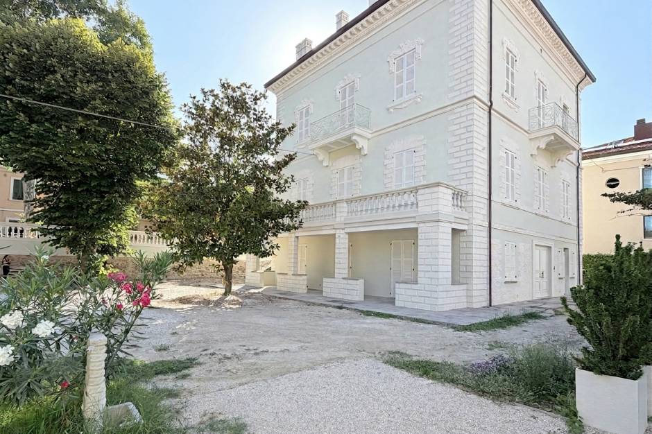  Vendita appartamento al piano nobile di Villa Pesaro - Zona mare (AP958)
