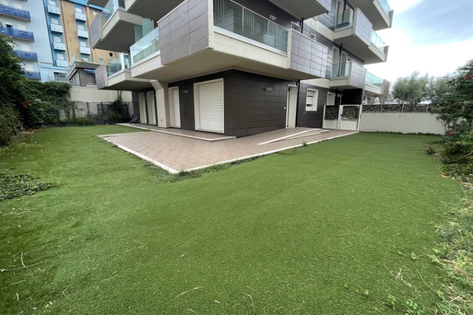  Vendita esclusivo appartamento con giardino e box auto Pesaro - Zona mare (AP969)